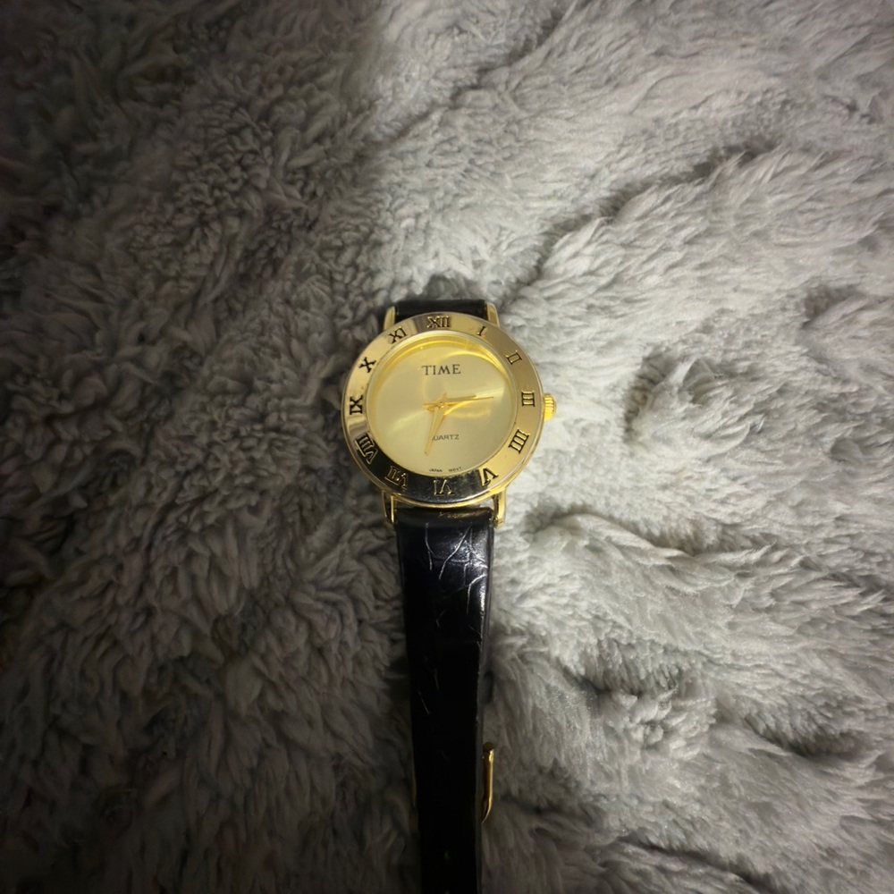 Small Gold-Tone Time Quartz Watch for Women with Roman - Picture 7 of 10